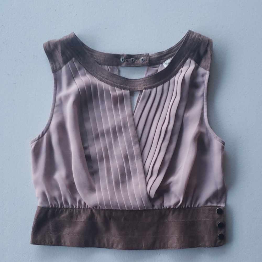 NEW* Casual sleeveless top with crossover pleats - Picture 3 of 7